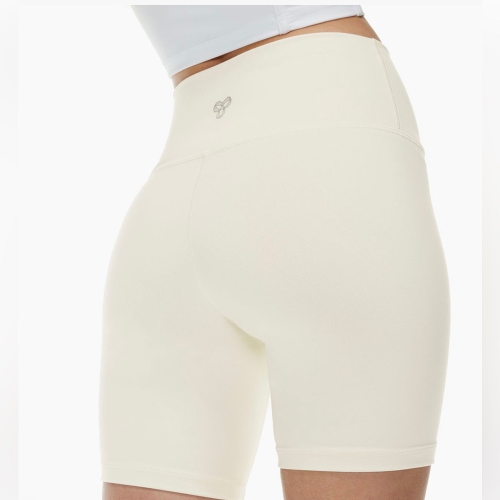 Aritzia Tna Atmosphere Hi-Rise 7" Short